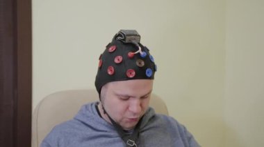 Doktor insan beyin araştırma için kulaklık hazırlar.