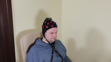Doktor insan beyin araştırma için kulaklık hazırlar.
