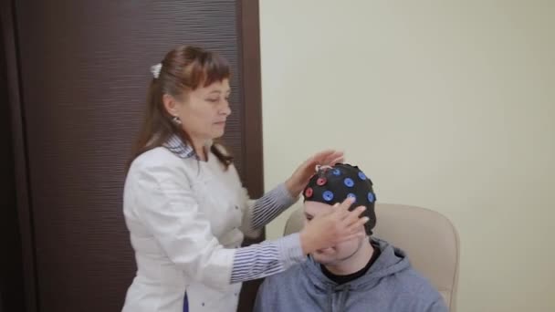 医生给一个人戴上耳机研究人脑. — 图库视频影像