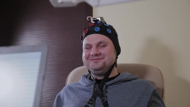 Orvos készíti headset emberi agykutatás. — Stock videók