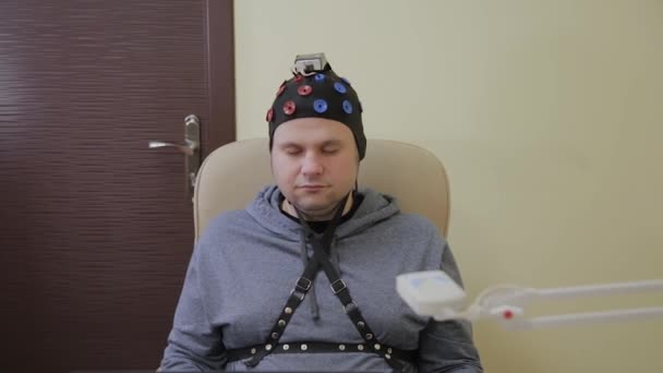 Doctor bereidt de headset voor op menselijk hersenonderzoek. — Stockvideo