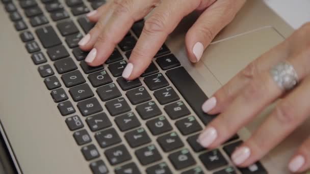 Elderly doctor woman working at a computer in a clinic. — Stock Video