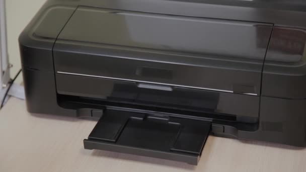 Черный струйный принтер печатает клинические результаты . — стоковое видео
