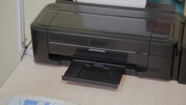 Czarna drukarka atramentowa drukuje wyniki kliniczne. — Wideo stockowe