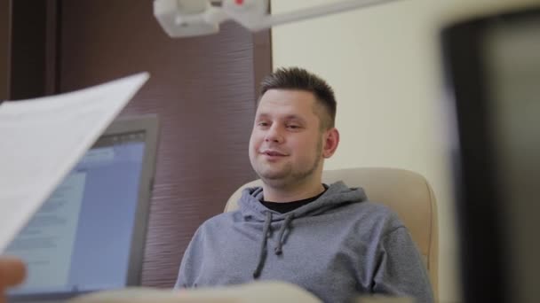 Sjuka manliga patienten lyssnar på en diagnos från en läkare. — Stockvideo