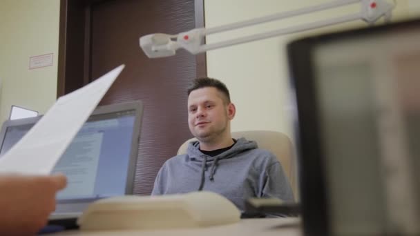 Chory mężczyzna pacjenta słucha diagnozy od lekarza. — Wideo stockowe