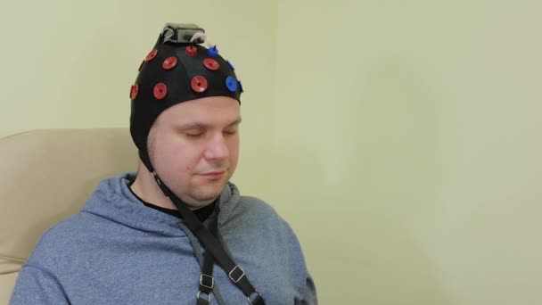 Doctor bereidt de headset voor op menselijk hersenonderzoek. — Stockvideo