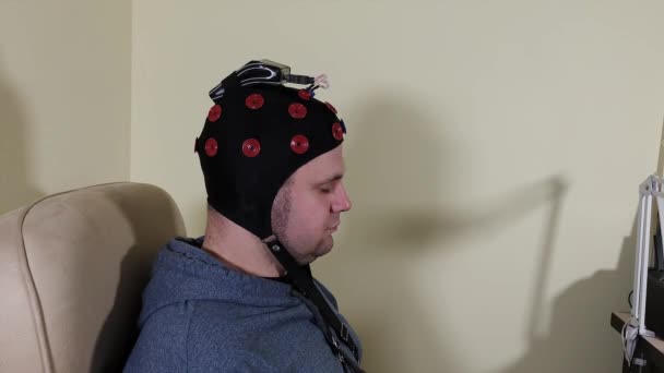 Doctor förbereder headset för mänsklig hjärnforskning. — Stockvideo