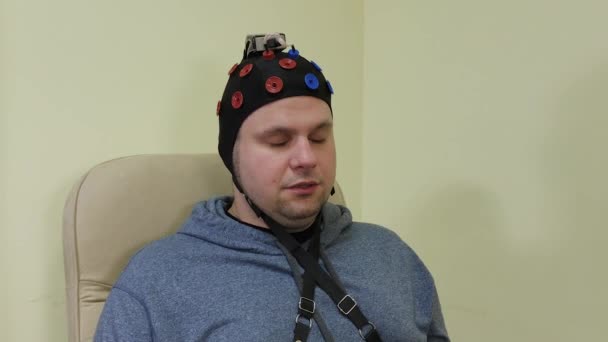 Doctor förbereder headset för mänsklig hjärnforskning. — Stockvideo