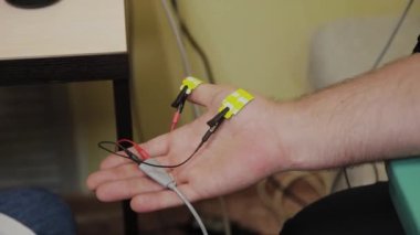 Erkek doktor tıbbi cihaz ile bir hasta muayene.