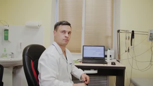 Homme médecin invite le patient à entrer au bureau . — Video