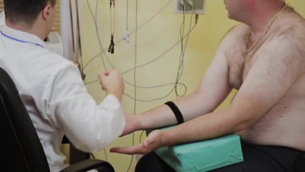 Male doctor examines a patient with a medical device. — Stock Video