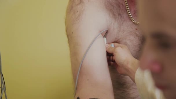 Male doctor examines a patient with a medical device. — Stock Video