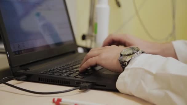 Doctor man works at the computer in the clinic. — Stock Video