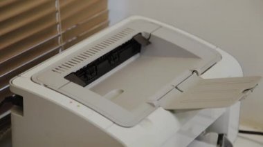 Siyah mürekkep püskürtmeli yazıcı klinik bulguları yazdırır.