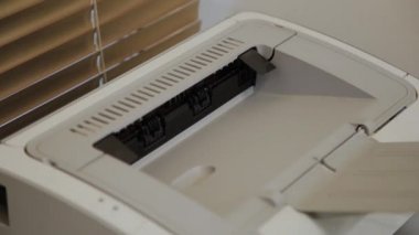 Siyah mürekkep püskürtmeli yazıcı klinik bulguları yazdırır.