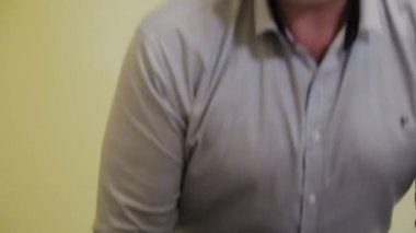 Erkek doktor hastaya çalışmanın sonuçlarını verir.