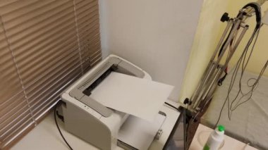 Siyah mürekkep püskürtmeli yazıcı klinik bulguları yazdırır.