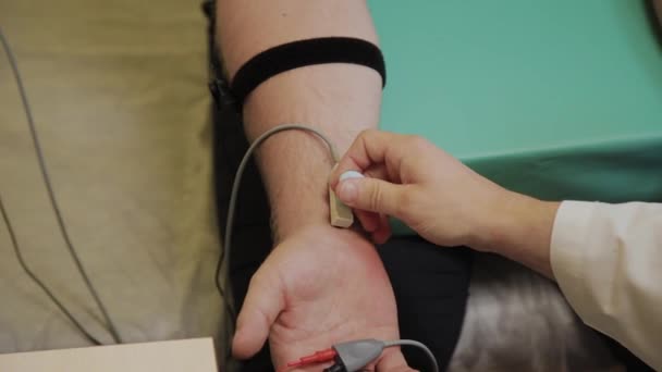 Férfi orvos vizsgálja a beteg egy orvosi eszköz. — Stock videók