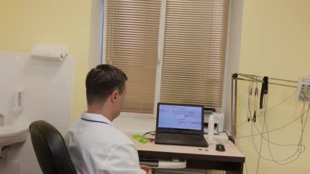 Homme médecin invite le patient à entrer au bureau . — Video