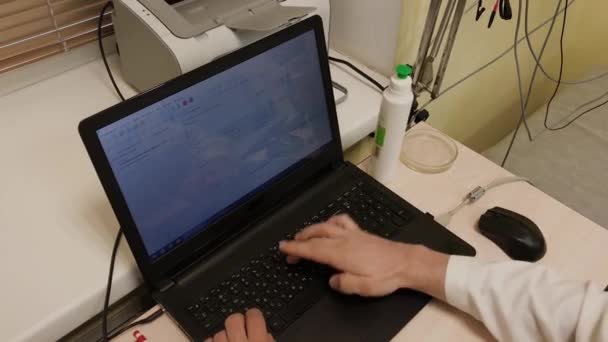 El doctor trabaja en la computadora de la clínica. . — Vídeo de stock