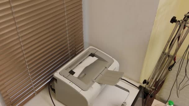 La stampante a getto d'inchiostro nera stampa i risultati clinici . — Video Stock