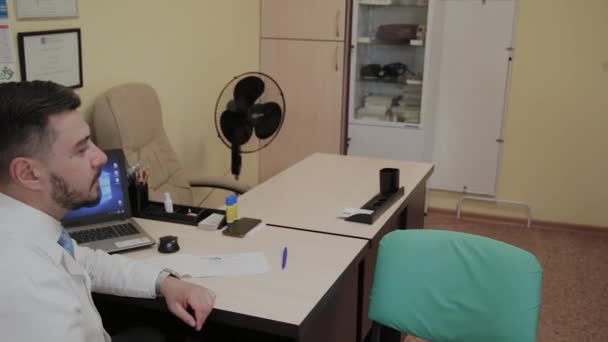 Mužský lékař pozve pacienta na vstup do kanceláře. — Stock video
