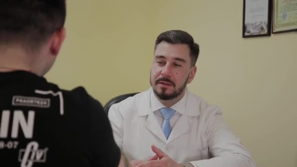 Erkek doktor bir hastayı ofisine aldı. — Stok video