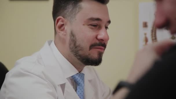 男性医師は彼のオフィスで患者を取る. — ストック動画