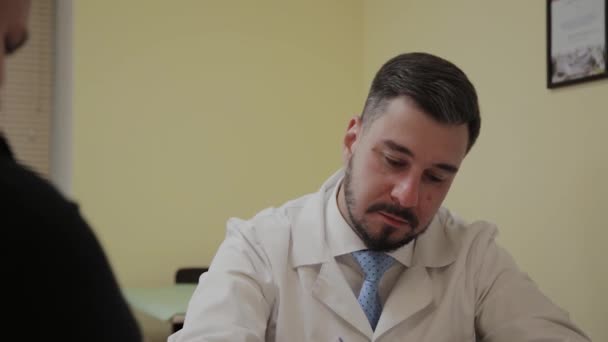 Erkek doktor bir hastayı ofisine aldı. — Stok video