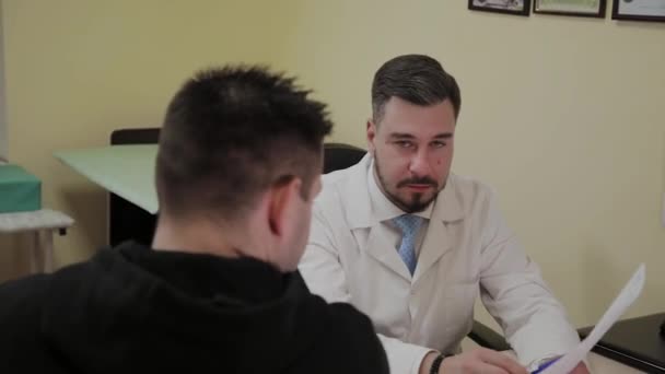 Médico do sexo masculino leva um paciente em seu escritório . — Vídeo de Stock