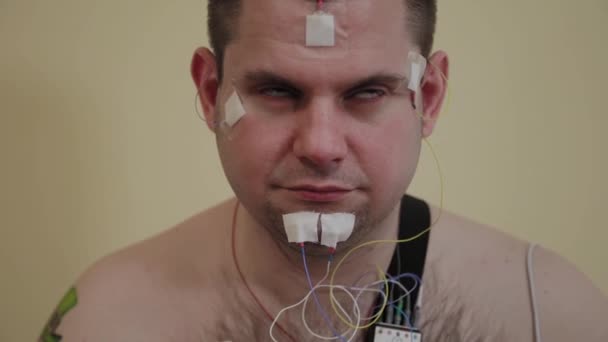 Paciente masculino examinando um organismo com um dispositivo . — Vídeo de Stock