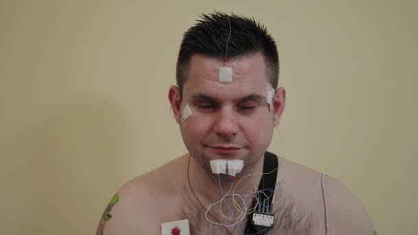 Paciente masculino examinando un organismo con un dispositivo . — Vídeos de Stock