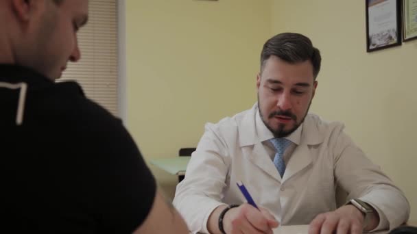 Médico do sexo masculino leva um paciente em seu escritório . — Vídeo de Stock