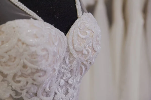 Vackra bröllopsklänningar i en brudkläder salong. — Stockfoto