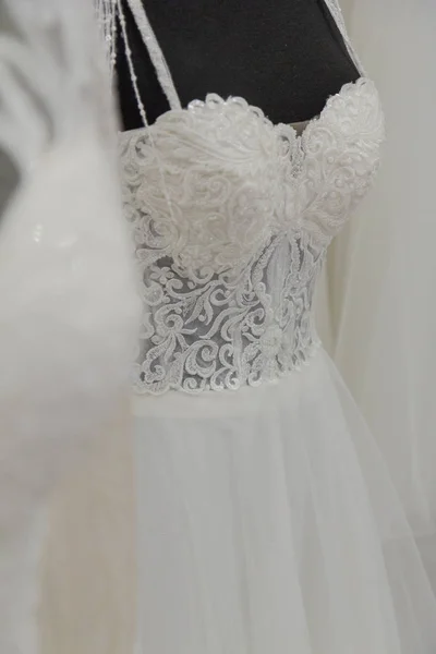 Vackra bröllopsklänningar i en brudkläder salong. — Stockfoto