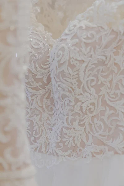 Hermosos vestidos de novia en un salón de novias . — Foto de Stock