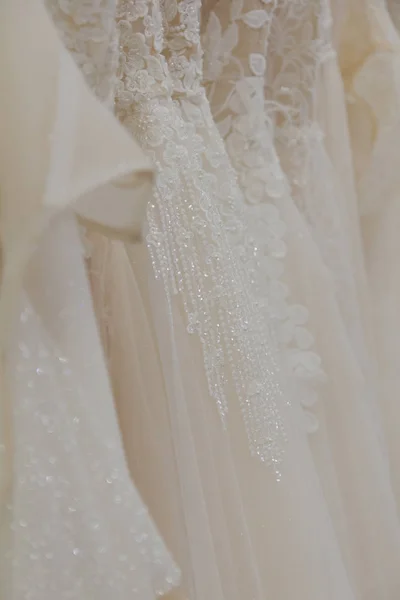 Hermosos vestidos de novia en un salón de novias . — Foto de Stock