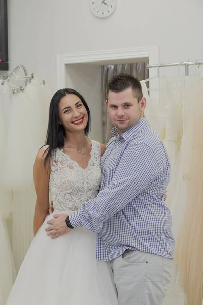 Hermoso hombre y mujer en un salón de bodas . — Foto de Stock