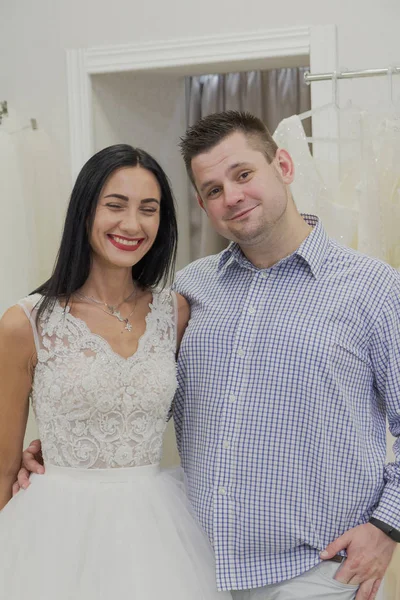 Hermoso hombre y mujer en un salón de bodas . — Foto de Stock