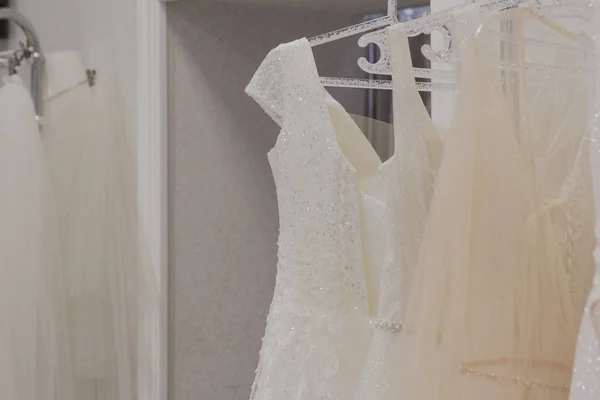 De belles robes de mariée dans un salon de mariée . — Photo