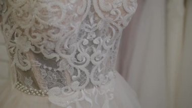 Bir gelin salonunda güzel gelinlik.