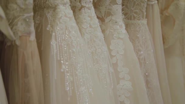 Vackra bröllopsklänningar i en brudkläder salong. — Stockvideo