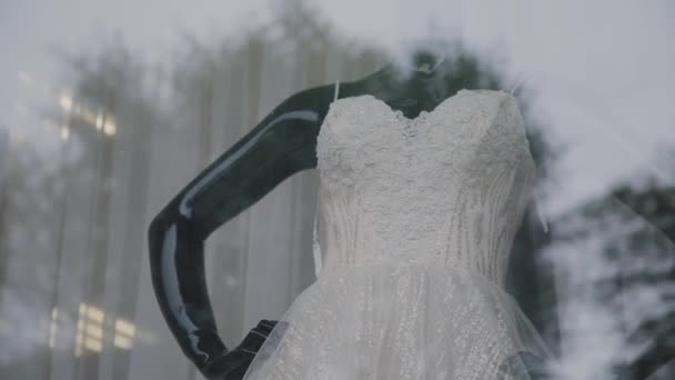 Hermoso vestido de novia en un maniquí . — Vídeos de Stock