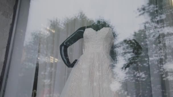 Hermoso vestido de novia en un maniquí . — Vídeos de Stock