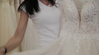 Güzel kız bir gelinlik bir gelinlik seçer.