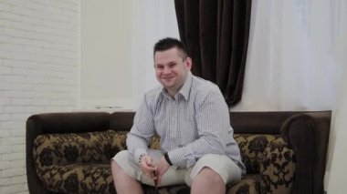 Kanepede tespih ile Yakışıklı adam.