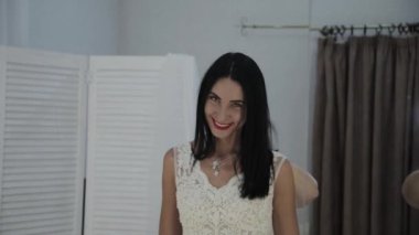 Güzel kız bir gelinlik bir gelinlik ölçer.