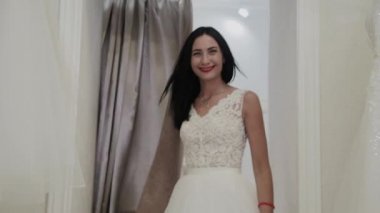 Güzel kız bir gelinlik bir gelinlik ölçer.