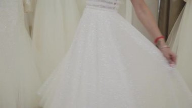 Güzel kız bir gelinlik bir gelinlik ölçer.